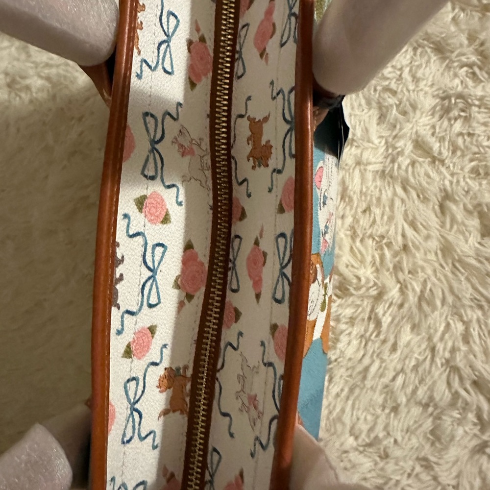 Dooney & Bourke Disney Aristocats purse - Picture 5 of 7